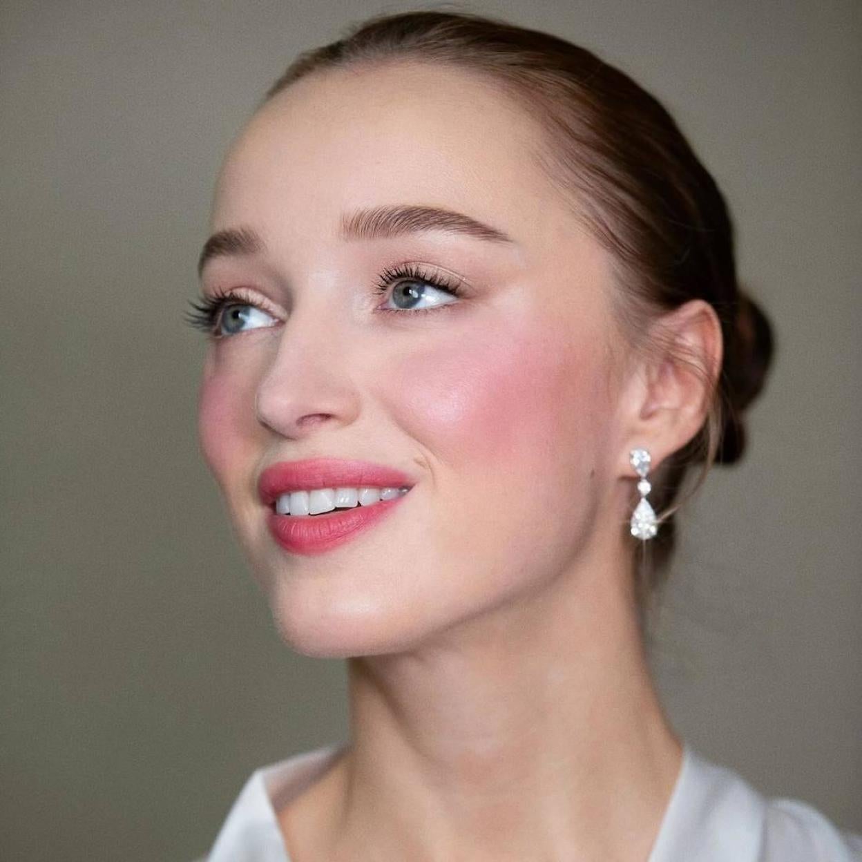 Phoebe Dynevor con piel luminosa efecto buena cara