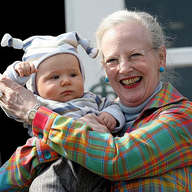 La reina Margarita con un jovencito Christian en el castillo de Marselisborg. 