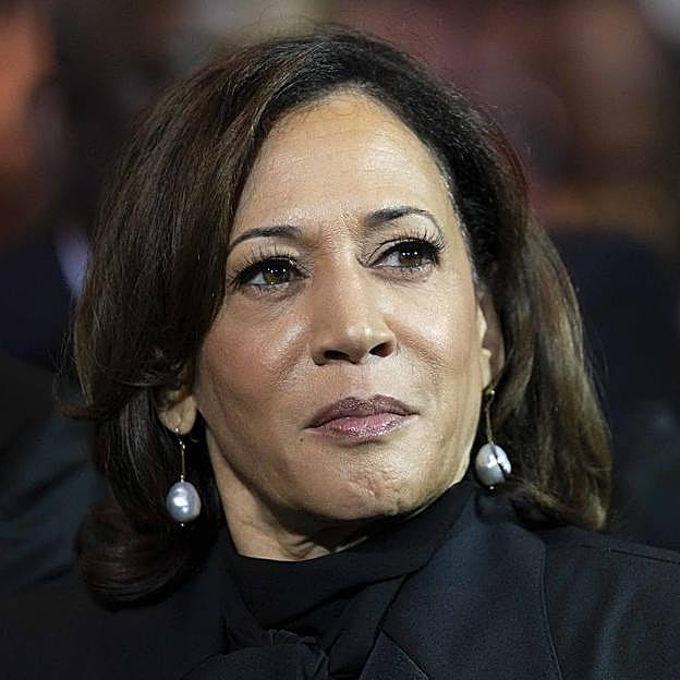 Kamala Harris con unos pendientes de perlas.