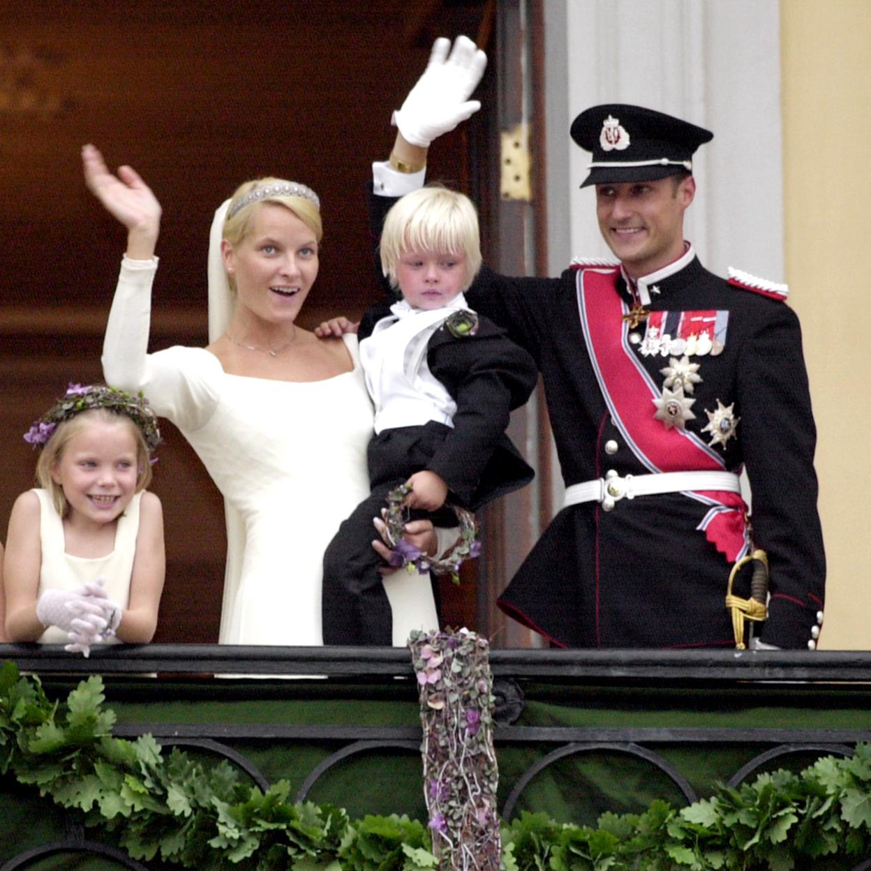 Haakon de Noruega y Mette-Marit, con su hijo Marius en brazos, el día de su boda hace 23 años. 