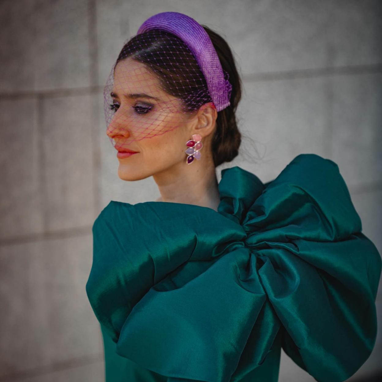 Una influencer con un recogido con tocado de Marcela&Co.