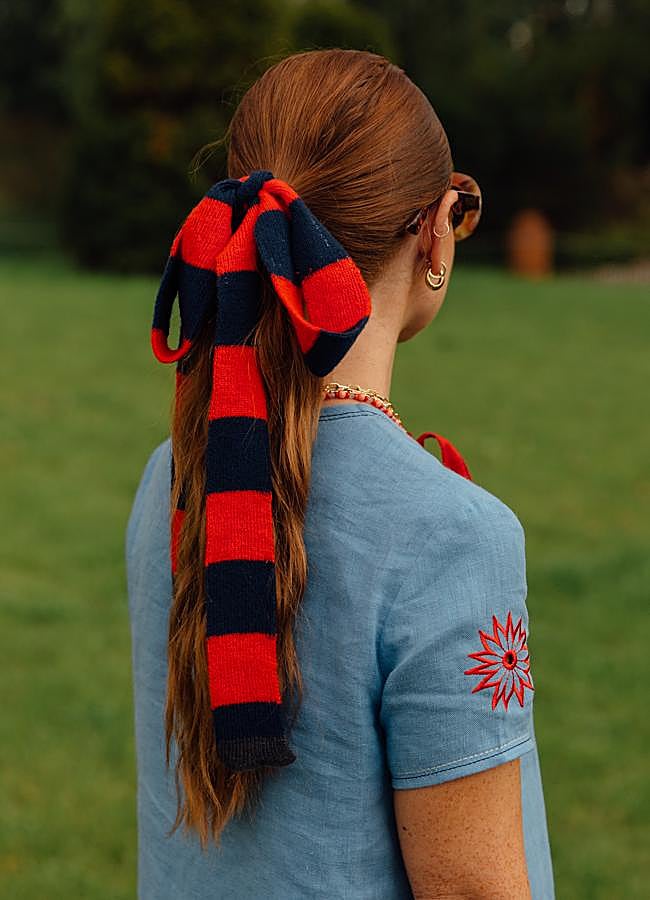 Imagen - Peinado con lazo de punto y estampado de rayas. Foto: LAUNCHMETRICS SPOTLIGHT.