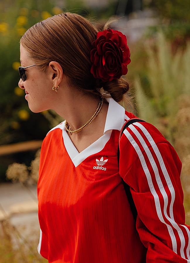 Imagen - Recogido con pinza de flor roja maxi. Foto: LAUNCHMETRICS SPOTLIGHT.