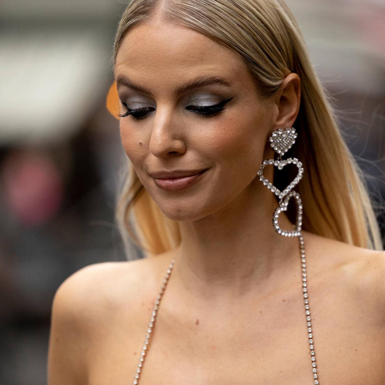 Influencer con sombras de ojos grises