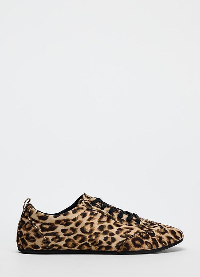 Imagen - Zapatillas tipo blucher en animal print de Zara.