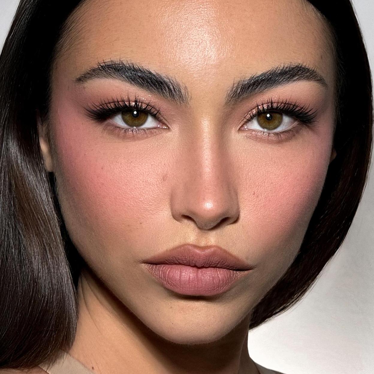 Te contamos qué es el maquillaje demure y cómo conseguirlo.