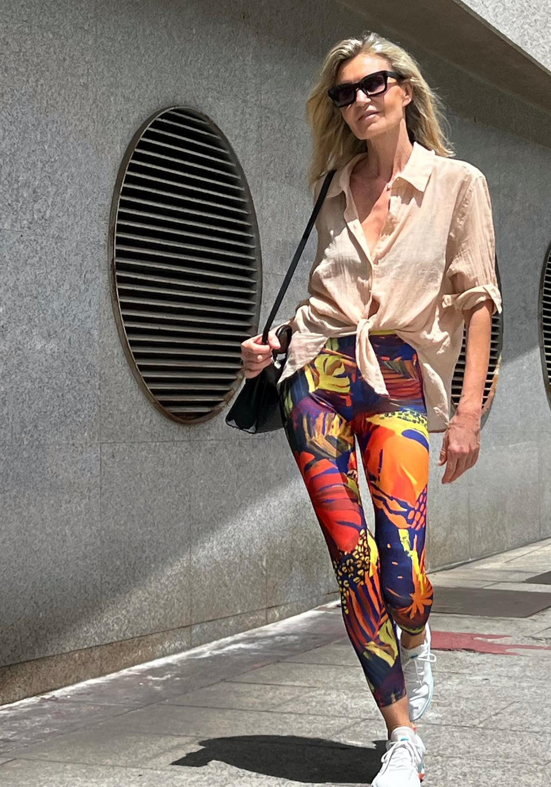La influencer Patrizia Casarini con un look deportivo en clave chic. 