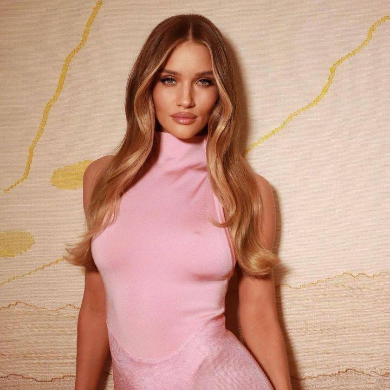 Rosie Huntington-Whiteley con pelo brillante