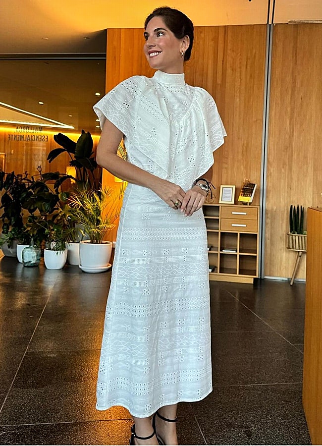 Imagen - La diseñadora con un vestido blanco de invitada perfecta. INSTAGRAM @LMONTESOFICIAL
