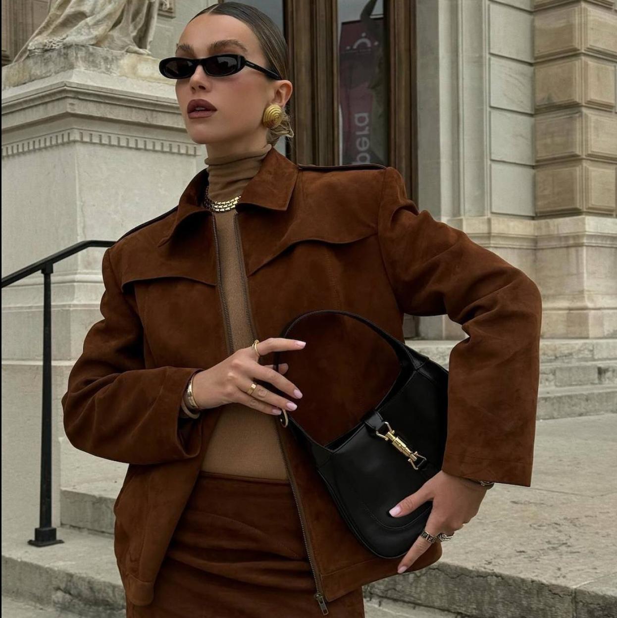 Influencer con look de básicos de piel de ante