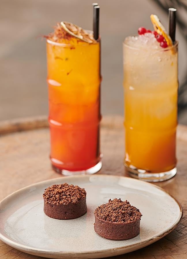 Imagen - El postre Cacao en potencia junto a dos de los cócteles que podemos disfrutar en El Cielo del Urban. / DR