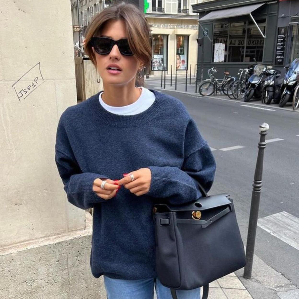 Influencer con jersey de entretiempo