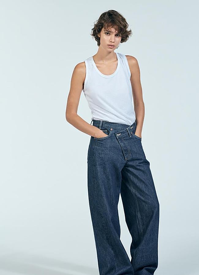 Imagen - Vaquero pareo en azul oscuro de Zara.