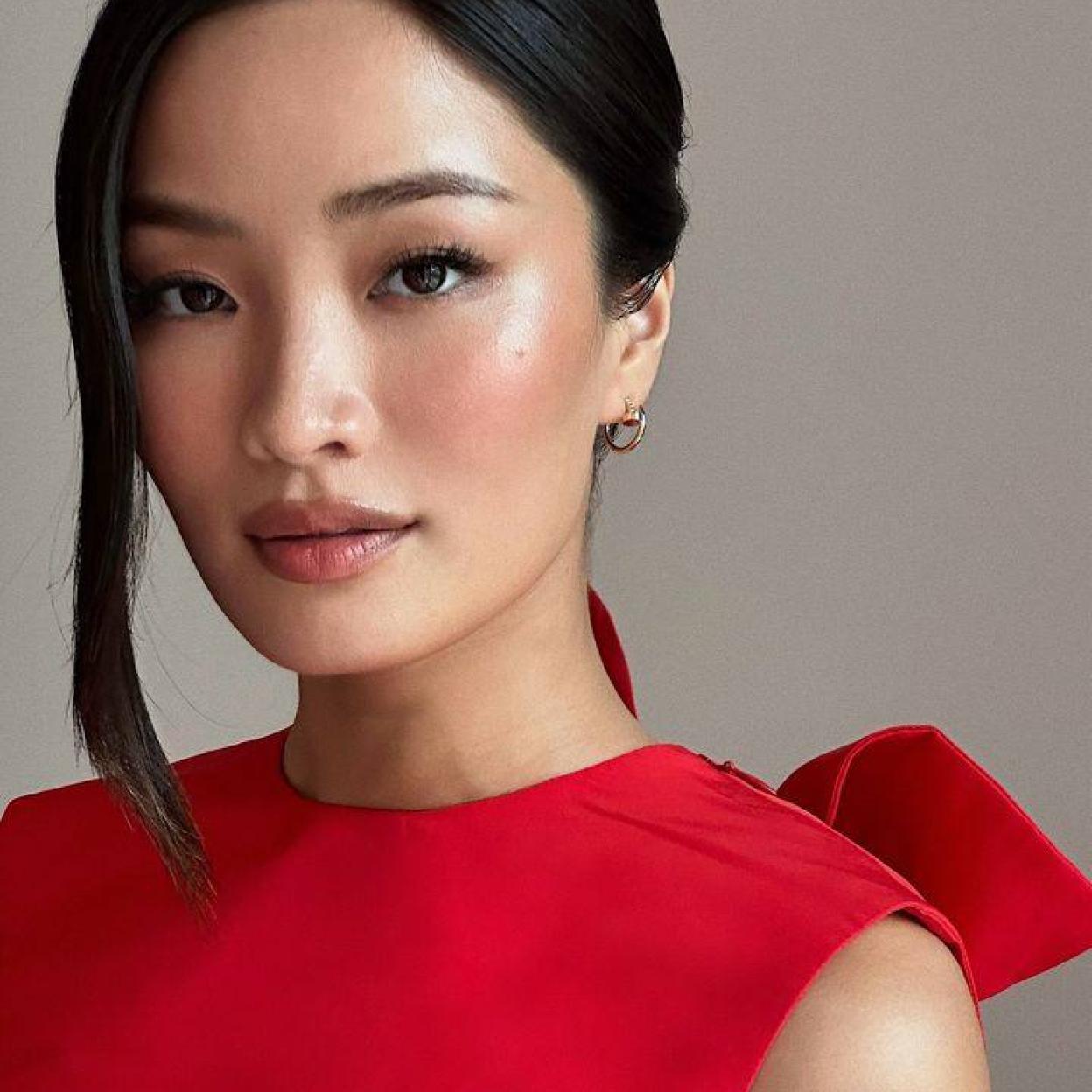 Anna Sawai con piel radiante efecto glass skin