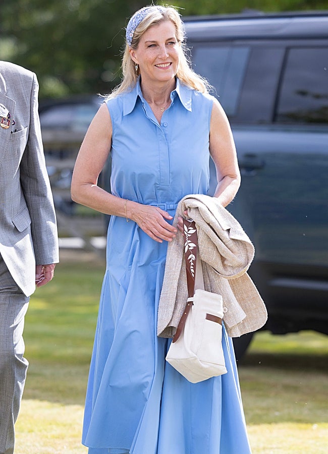 Imagen - Sofía de Edimburgo con vestido camisero y pañuelo en el pelo. GTRES.
