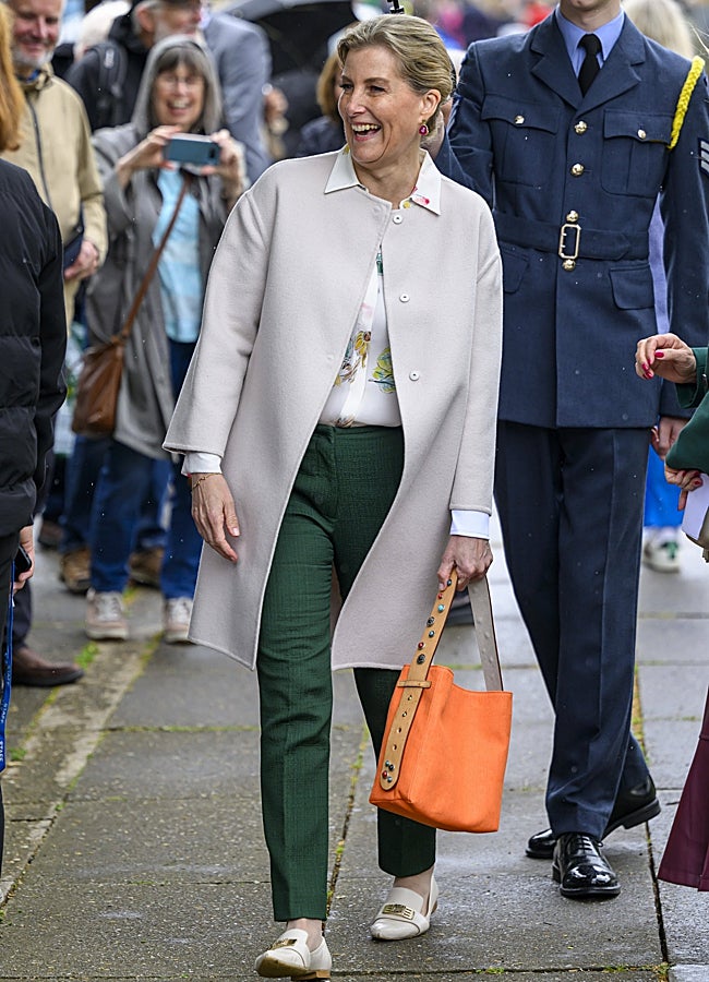 Imagen - La duquesa de Edimburgo con look de pantalón cargo y mocasines blancos. GTRES: