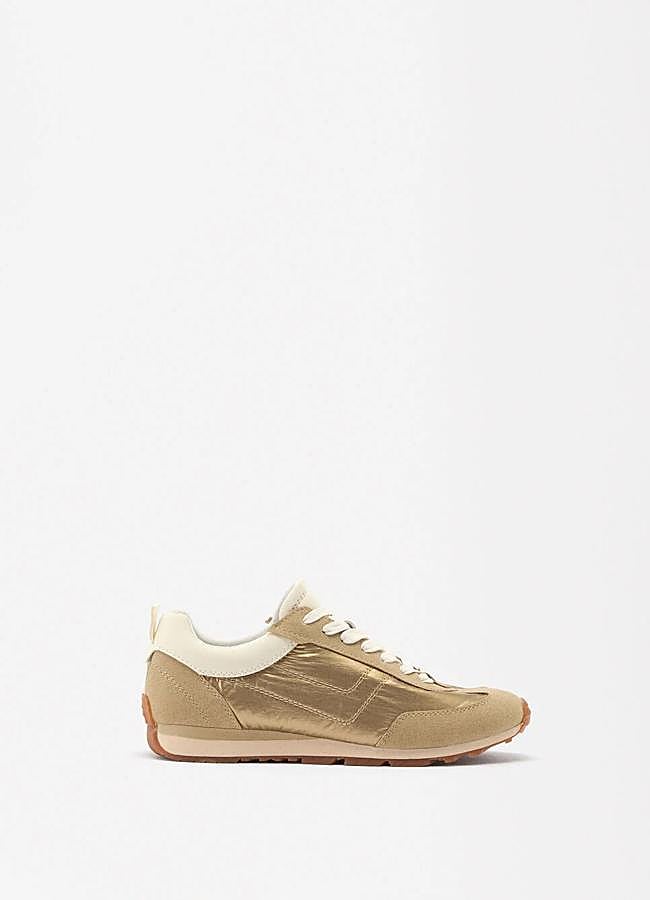 Imagen - Zapatillas deportivas en dorado de Parfois.