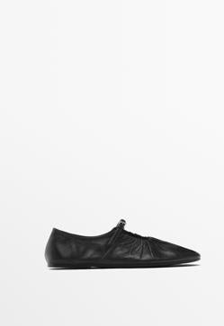 Imagen secundaria 2 - Bermudas piel ante (169€)/ Americana piel ante bolsillos (269€)/ Bailarina fruncida piel (79,95€), todo de Massimo Dutti