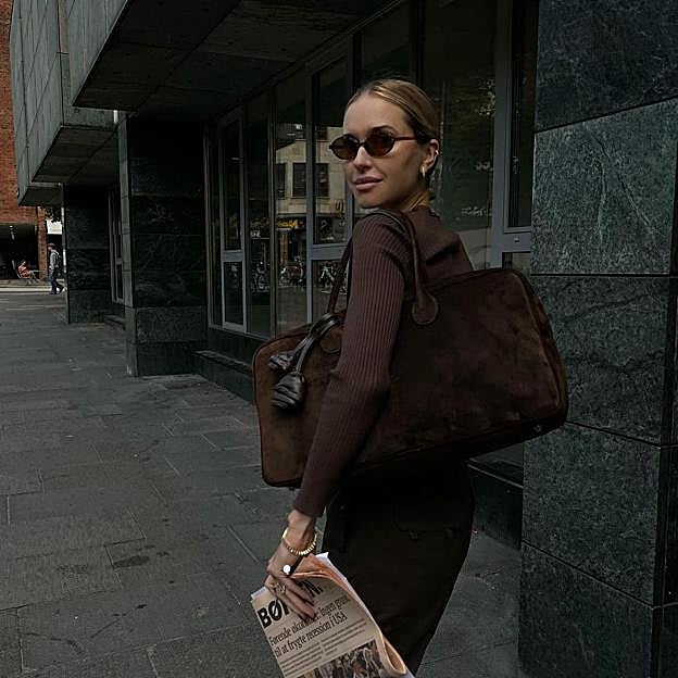 Bolso maxi y de ante: el accesorio que adoran las danesas