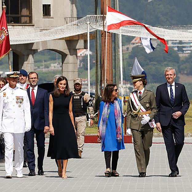 Leonor charla con Margarita Robles. ministra de Defensa, en su primera visita a Marín. 