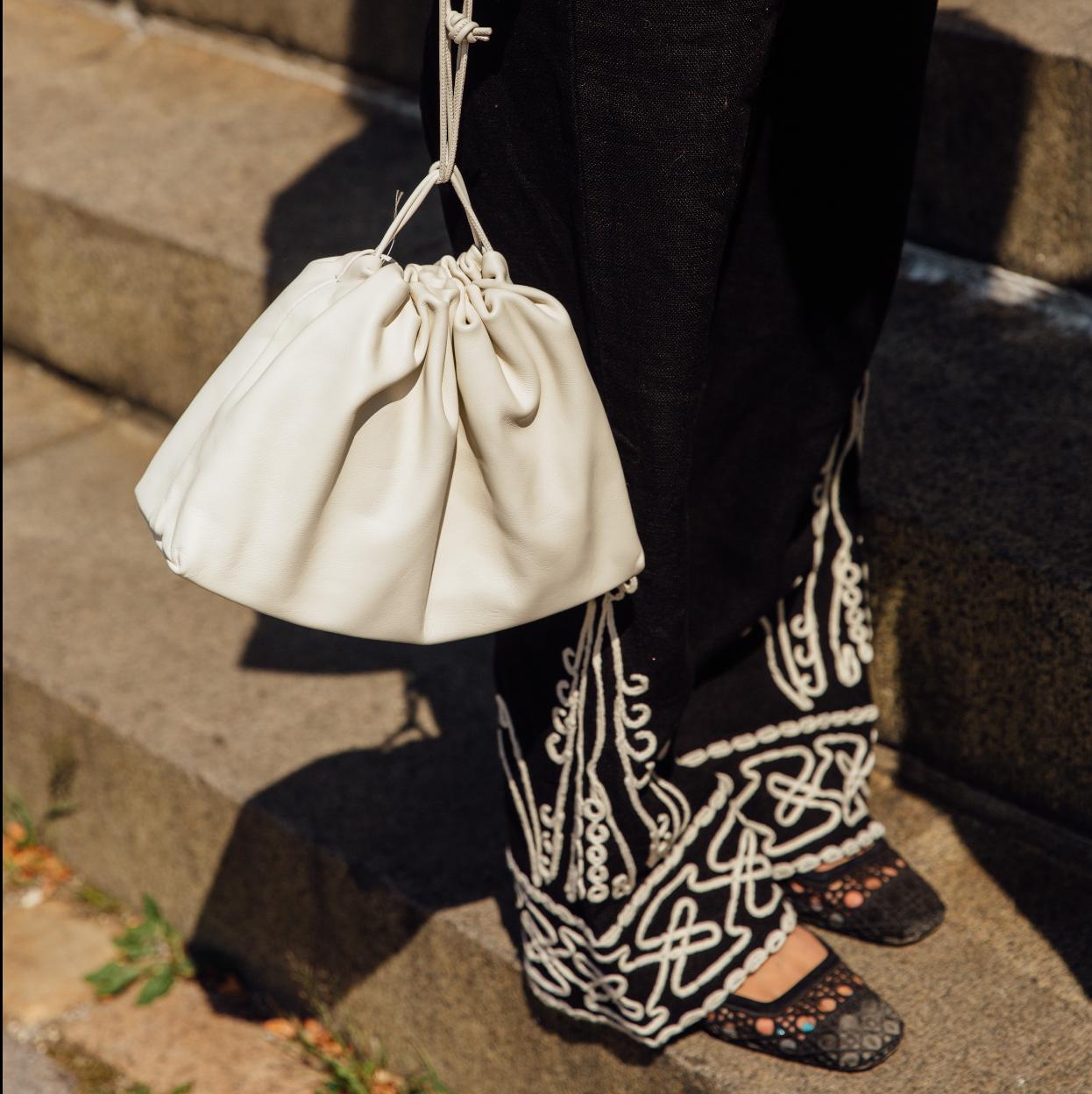 Bolso blanco de street style.