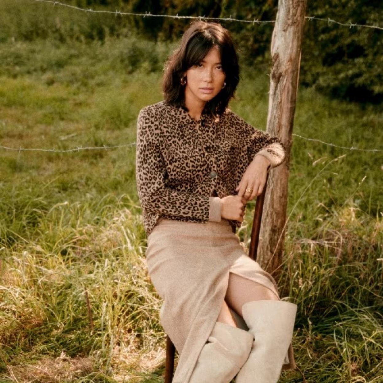 La chaqueta de entretiempo por excelencia se reinventa gracias al estampado de leopardo. Llévala con tus looks de entretiempo favoritos.