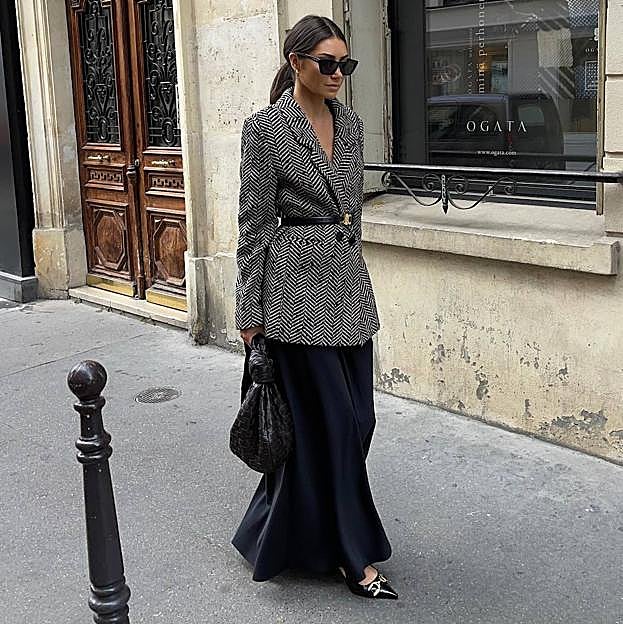 Blazers con pata de gallo, un básico del look de oficina para vestir bien en otoño