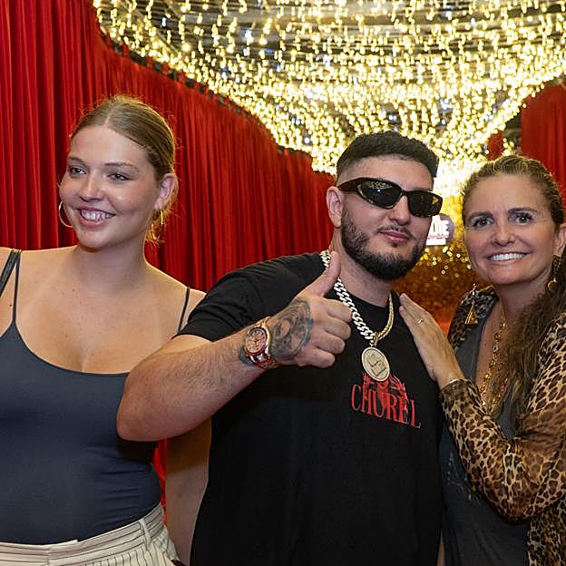 Laura Ponte con Omar Sánchez y Sandra García Sanjuan. 