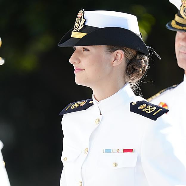 Leonor impacta en Marín con su nuevo uniforme de guardamarina: blanco impoluto, moño trenzado y una gran sonrisa