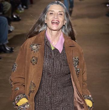 Imagen secundaria 1 - Looks de MIu Miu, con cazadora de ante con pedrería. El segundo, con Ángela Molina.