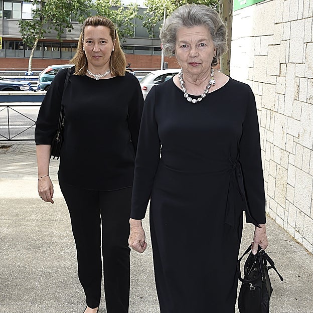 Cristina de Borbón-Dos Sicilias, madre de Victoria López-Madrid, con su madre la princesa Ana de Orleans.