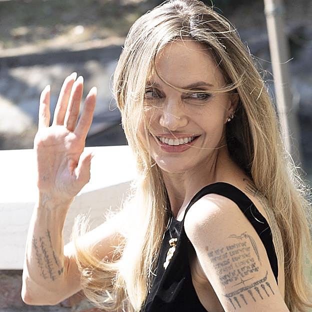 Angelina Jolie sorprende en Venecia con la melena rubia más rejuvenecedora a partir de los 50