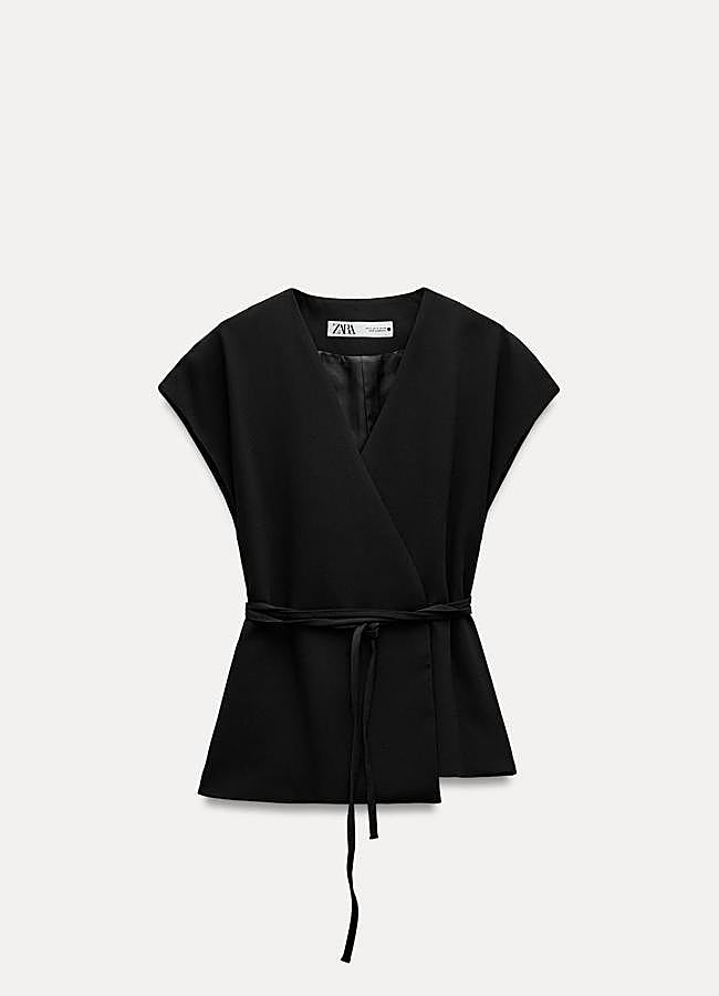 Imagen - Chaleco cruzado en negro de Zara.
