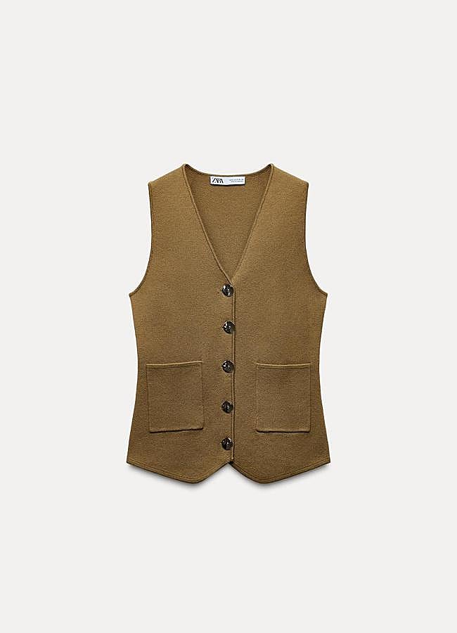 Imagen - Chaleco de punto en color tostado de Zara.