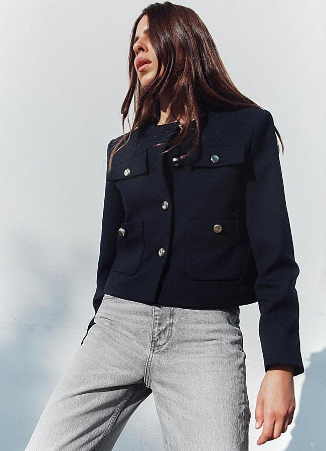 Imagen - Chaqueta corta en color azul de Zara.