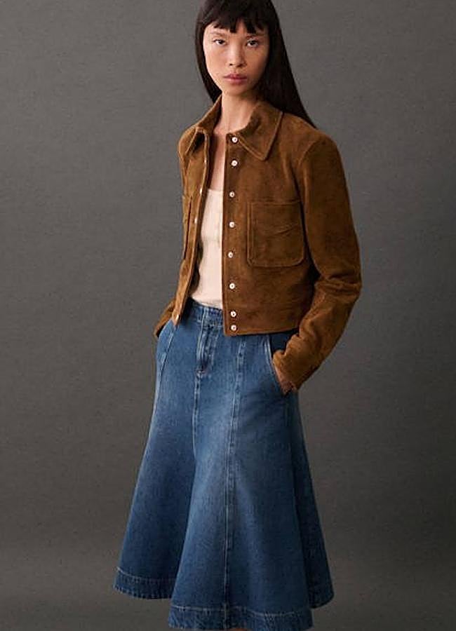 Imagen - Look estilo cowgirl con chaqueta de ante y falda vaquera midi