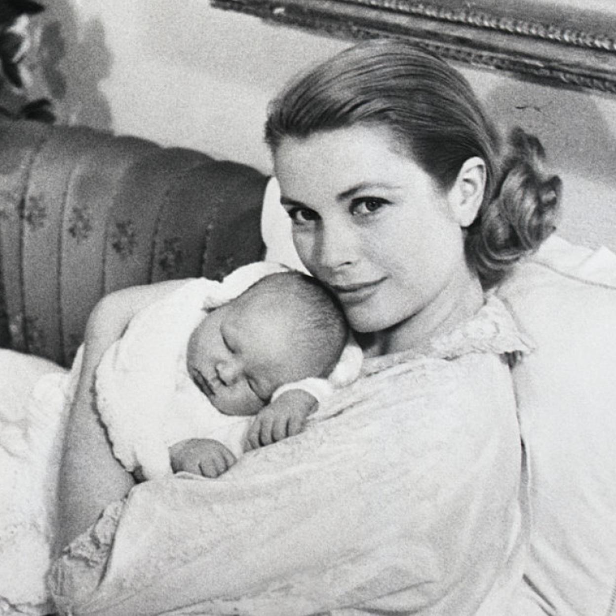 Grace Kelly junto a una recién nacida Carolina de Mónaco. 