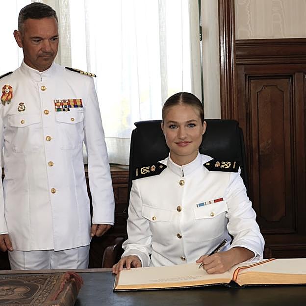 Imagen principal - Leonor firmó en el libro de honor de la Escuela Naval de Marín y visitó algunas de las instalaciones en las que se iniciará en la mecánica de la navegación. 
