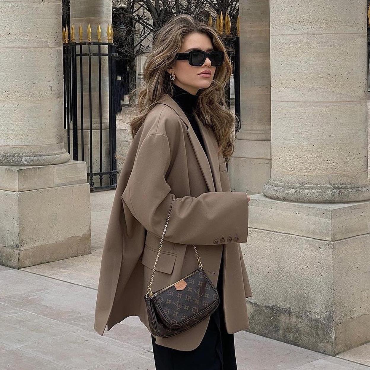 Influencer con look en tonos neutros