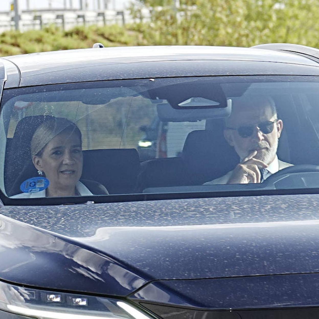 La boda de Victoria López-Quesada permitió fotografiar al rey Felipe y la infanta Cristina en situación de normalidad fraternal, algo que no se producía desde el escándalo del caso Nóos. 