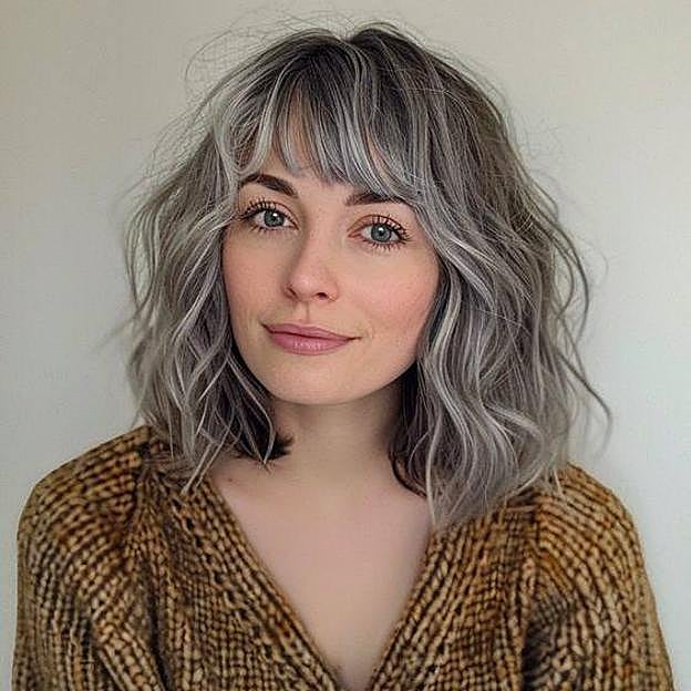 Mujer con smokey hair en corte de pelo corto con flequillo