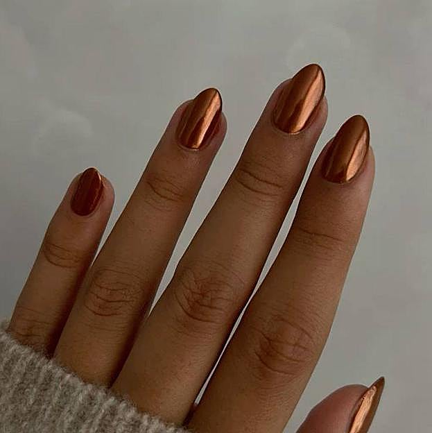 Uñas metalizadas en color cobre tendencia para otoño