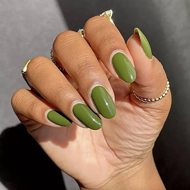 Manicura de uñas verde para otoño 2024