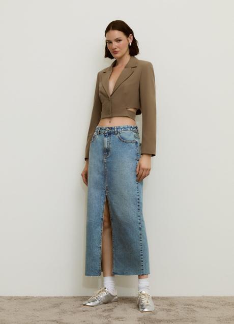 Imagen - Falda midi de Stradivarius (25,99 euros)