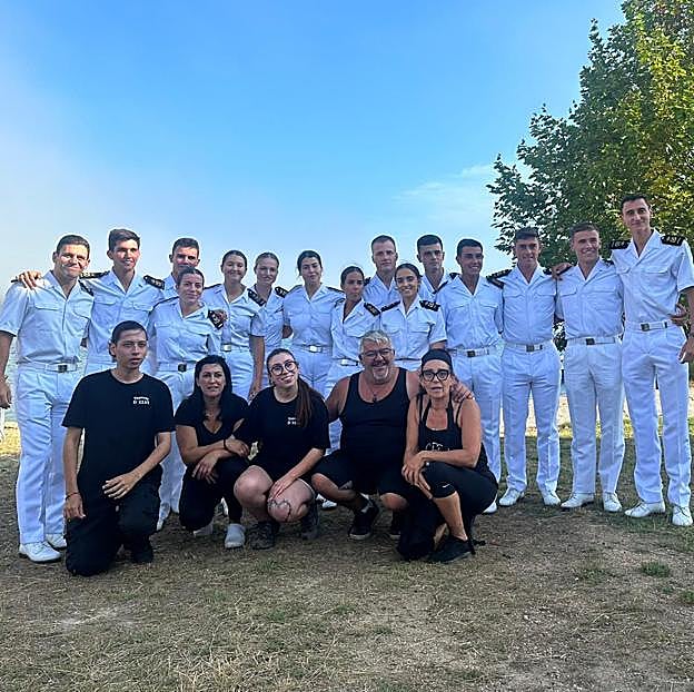 La princesa Leonor junto a sus cumpañeros y algunos trabajadores del restaurante. 