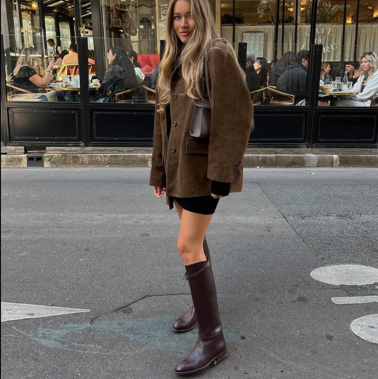 Influencer con botas tendencia para otoño 2024