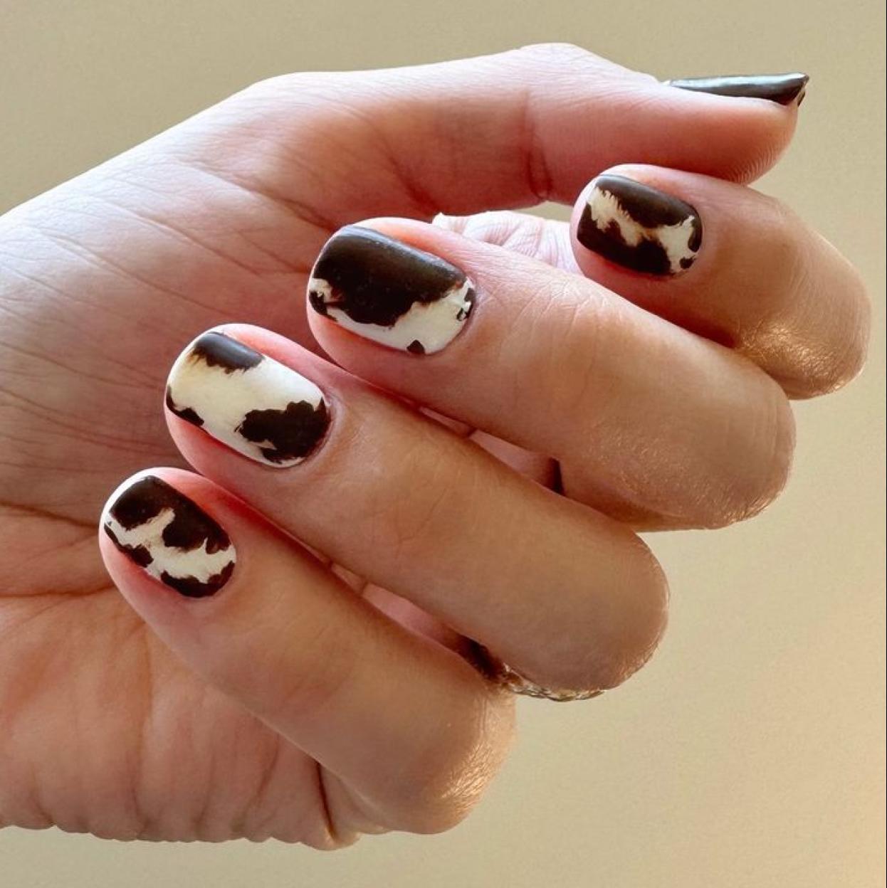Las uñas con estampado de vaca vuelven esta temporada.