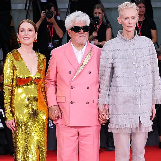 Derroche de glamour de las chicas Almodóvar en el Festival de Venecia: los espectaculares looks de Julianne Moore y Tilda Swinton