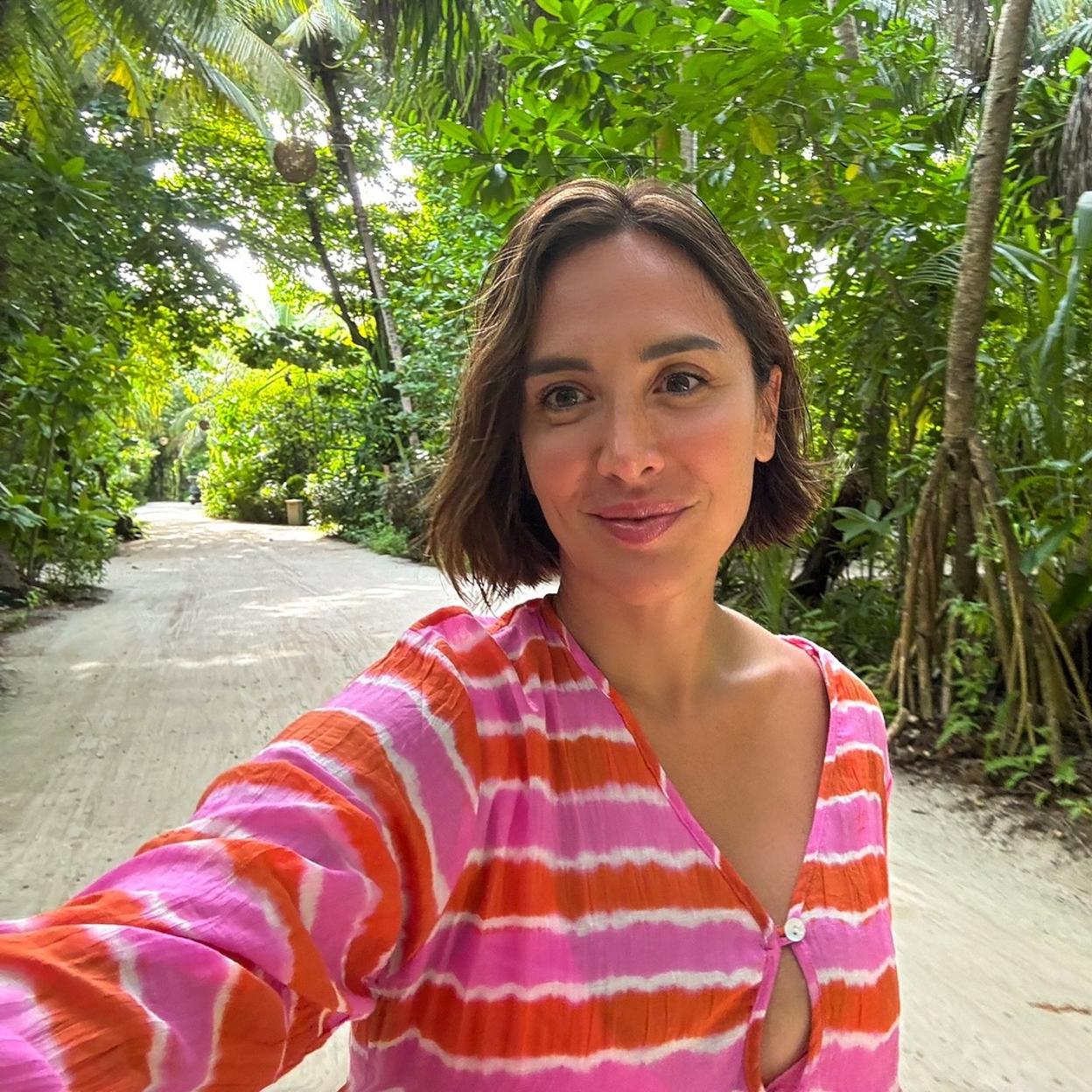 Tamara Falcó con un vestido de colores.