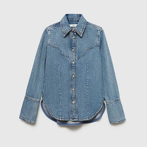 Imagen principal - Camisa vaquera costuras de Mango (29,99€)/ Falda vaquera abertura de Mango (19,99€)